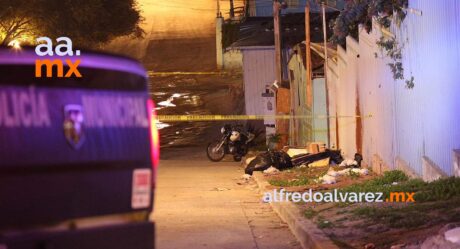 Atacan a balazos a joven motociclista