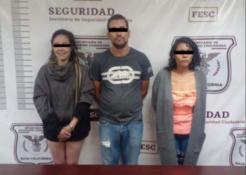 DETIENEN A TRES PERSONAS POR VIAJAR EN AUTO ROBADO