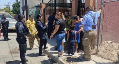 Policías municipales rescatan a niño de riesgo de intoxicación por gas