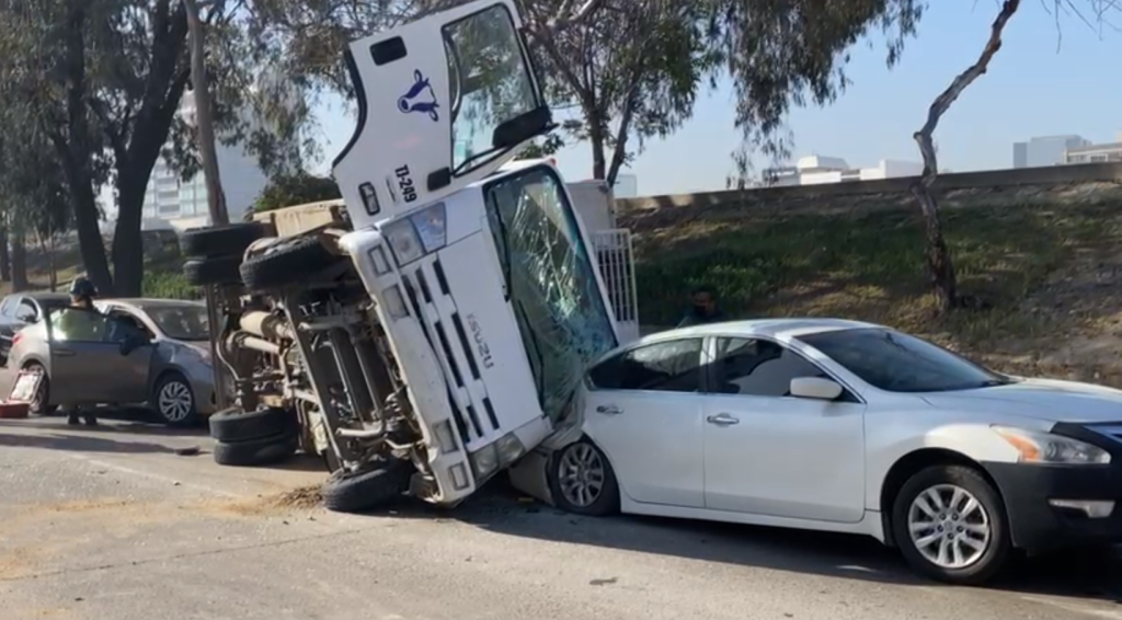 Camion-de-carga-atropella-agente-transito-vuelca