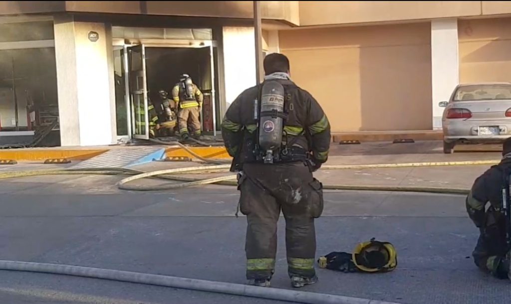 Incendio-de-farmacia-provoca-intensa-movilización