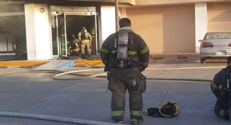 Incendio de farmacia provoca intensa movilización