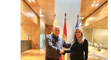 Pese a todo Claudia Pavlovich atiende Consulado en Barcelona