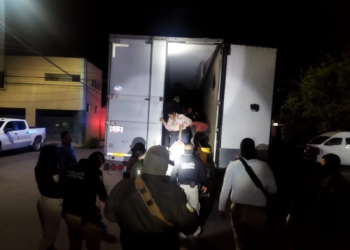 EN COAHUILA RESCATAN A 92 MIGRANTES; IBAN EN CAJA DE TRáILER