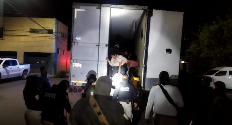 En Coahuila rescatan a 92 migrantes; iban en caja de tráiler