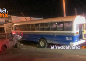 CAMIóN CHOCA CON PICK UP Y UNA BARDA PERIMETRAL