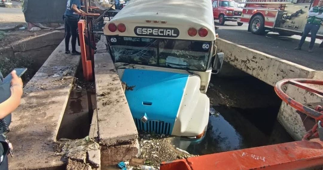 CAE CAMIóN DE TRANSPORTE DE PERSONAL A CANAL DE RIEGO