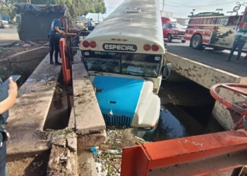 CAE CAMIóN DE TRANSPORTE DE PERSONAL A CANAL DE RIEGO