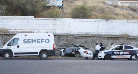 Muere conductor al impactarse contra muro de piedra