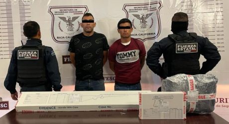 Detienen a dos con armas y drogas en Tijuana