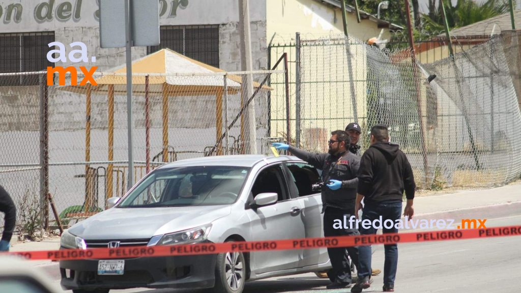 Balean-mujer-al-interior-de-su-auto