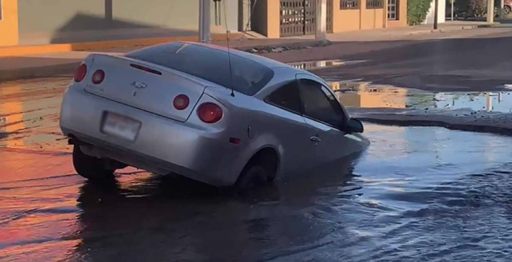 Se-"traga"-socavón-un-carro-en-Hermosillo