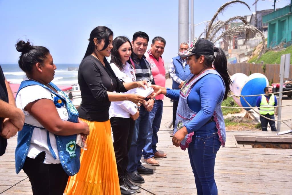 Alcaldesa-entrega-permisos-vendedores-ambulantes-comunidad-mixteca