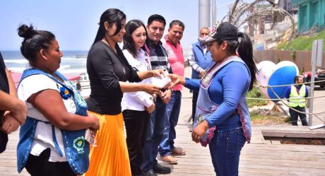 Alcaldesa entrega permisos a vendedores ambulantes de la comunidad mixteca