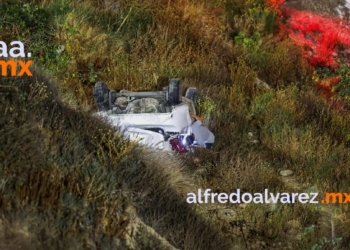 JOVENCITOS CAEN A BARRANCO POR CONDUCIR A EXCESO DE VELOCIDAD