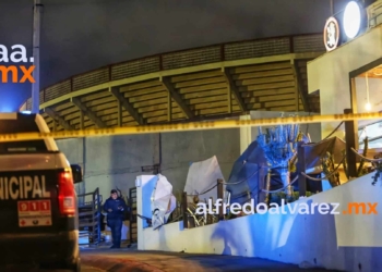 ATACAN A HOMBRE A INTERIOR DE RESTAURANTE DE MARISCOS