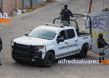 MATAN A UN JOVEN Y HUYEN EN TAXI LIBRE