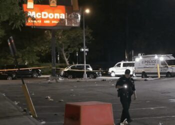 TIROTEO MASIVO AFUERA DE UN MCDONALDS DEJA MUERTOS Y HERIDOS