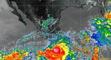 Huracán Agatha se acerca a costas de Oaxaca