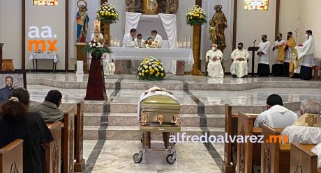 Dan último adiós a sacerdote asesinado en Tecate