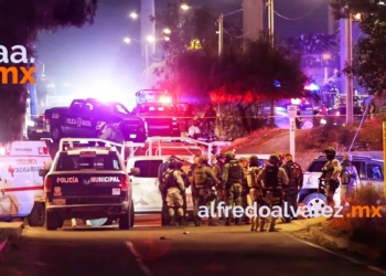 MOTOCICLISTAS BALEAN A PAREJA, HUYEN Y SE IMPACTAN CON UN AUTO