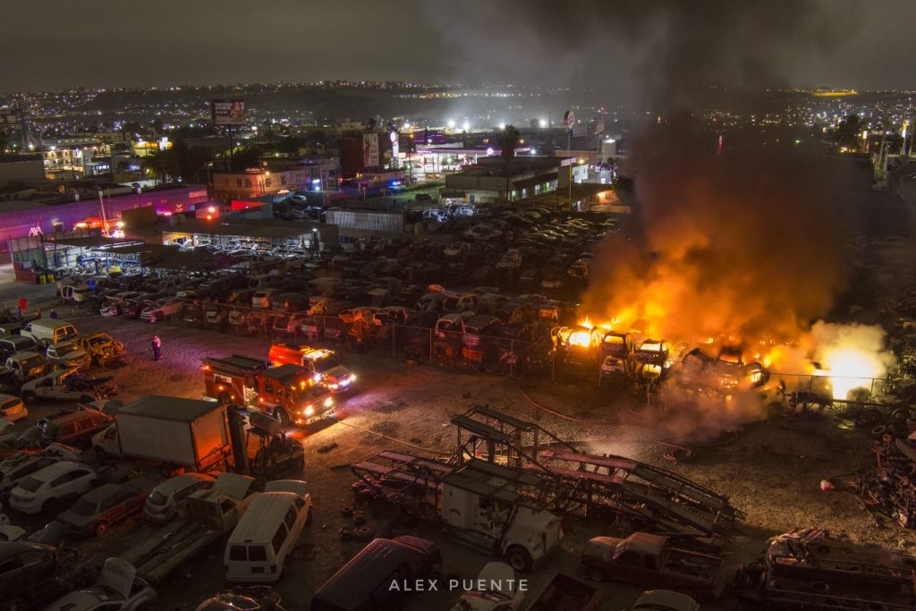 40-vehiculos-danados-por-incendio-en-Yonke-Tijuana