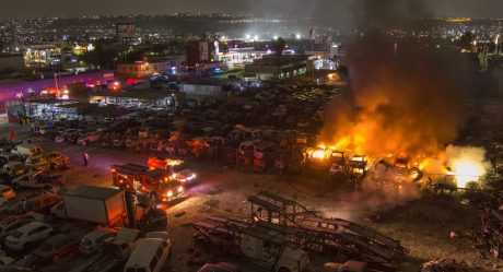 40 vehículos dañados por incendio en Yonke de Tijuana