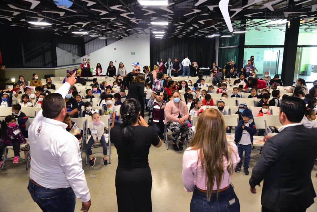 ALCALDESA INTERACTúA CON NIñOS INVITADOS POR EL AYUNTAMIENTO AL MUSEO DEL TROMPO