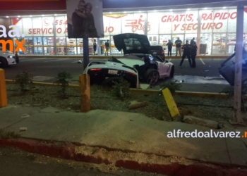 PIERDE EL CONTROL DE SU CORVETTE Y SE IMPACTA CON UNA BANQUETA