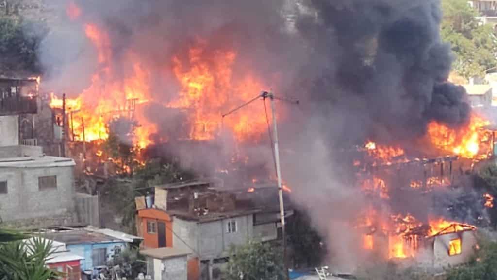 Fuerte-incendio-alcanza-varias-casas-en-la-Libertad