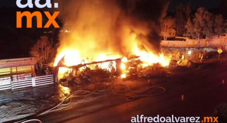 Fuerte incendio en llantera causa daños a cuatro vehículos