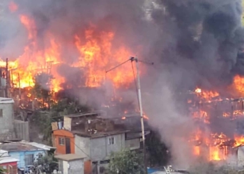 FUERTE INCENDIO ALCANZA VARIAS CASAS EN LA LIBERTAD