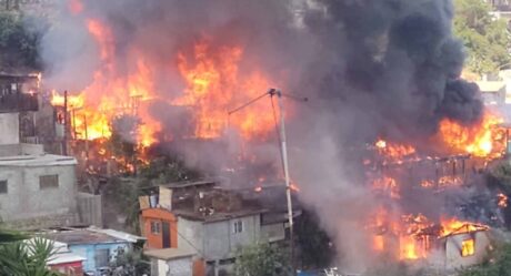 Fuerte incendio alcanza varias casas en la Libertad