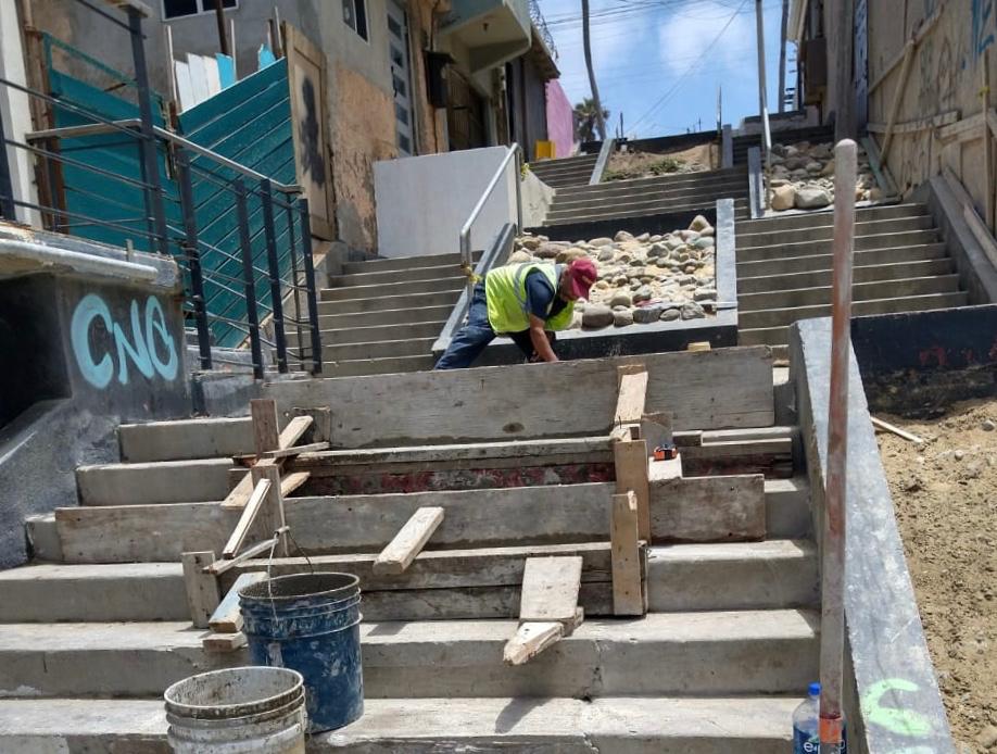 La Comisión Estatal de Servicios Públicos de Tijuana (CESPT) concluyó la colocación de concreto en las escalinatas del andador turístico de Playas de Tijuana, con el objetivo de regresar el buen estado de la zona, en donde anteriormente se realizaron trabajos de reposición de la red de alcantarillado sanitario.