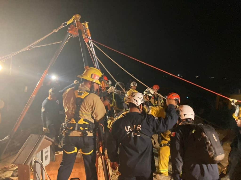 TRABAJADORES CAEN A POZO DE 15 METROS DE PROFUNDIDAD EN ENSENADA