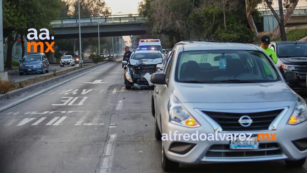 CONDUCTOR SE QUEDA DORMIDO Y CHOCA CON AUTOS QUE HACíAN FILA PARA EU