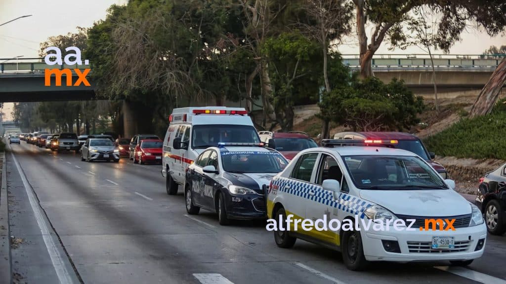 CONDUCTOR SE QUEDA DORMIDO Y CHOCA CON AUTOS QUE HACíAN FILA PARA EU