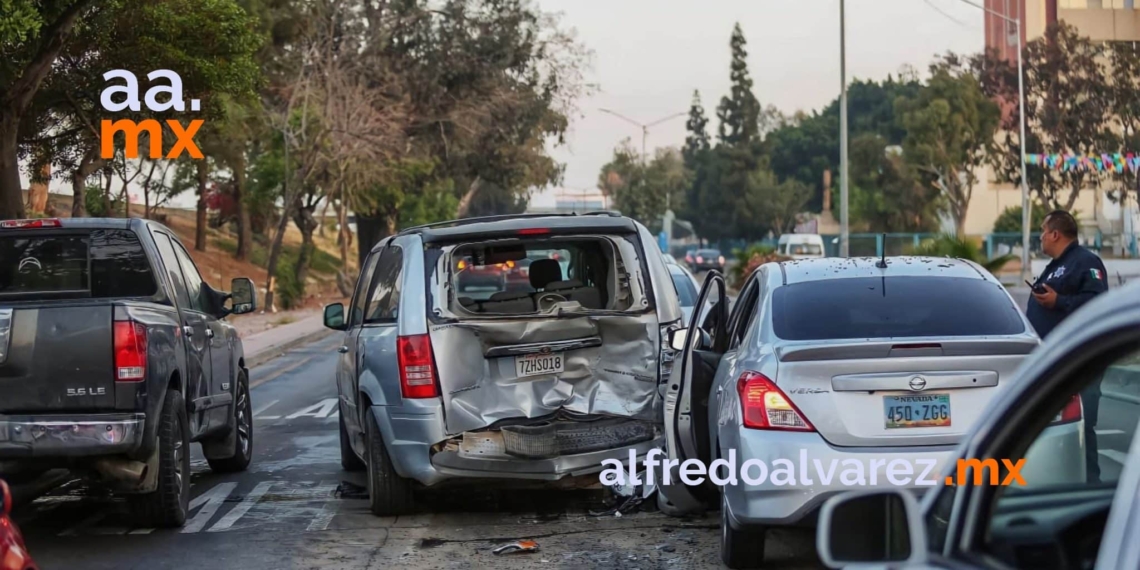 CONDUCTOR SE QUEDA DORMIDO Y CHOCA CON AUTOS QUE HACíAN FILA PARA EU