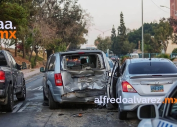 CONDUCTOR SE QUEDA DORMIDO Y CHOCA CON AUTOS QUE HACíAN FILA PARA EU