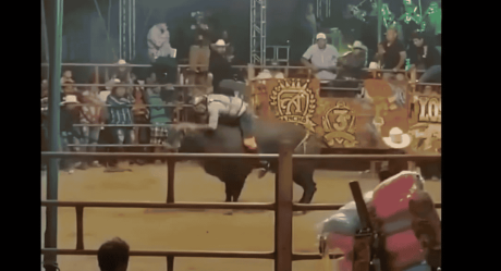 VIDEO: Joven jinete muere aplastado por un toro