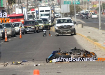 JOVEN MOTOCICLISTA SE IMPACTA CON CAMIóN DE TRANSPORTE DE PERSONAL