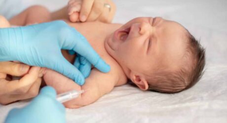 Aprueban vacunas anticovid de Pfizer y Moderna para bebés