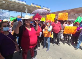 COLONOS TOMAN LA GARITA COMERCIAL Y AMENAZAN CON PLANTóN PERMANENTE