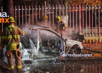 AUDI CONDUCIDO A EXCESO DE VELOCIDAD, CHOCA, SE PARTE Y SE INCENDIA