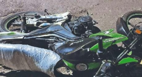 Joven motociclista muere al caerle un rayo