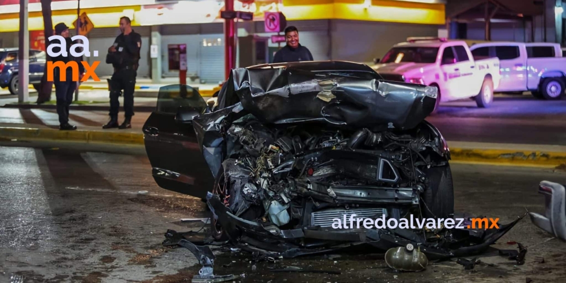 CONDUCTOR DE UN MUSTANG SE ESTRELLA CON DOS PATRULLAS ESTATALES