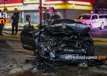 CONDUCTOR DE UN MUSTANG SE ESTRELLA CON DOS PATRULLAS ESTATALES