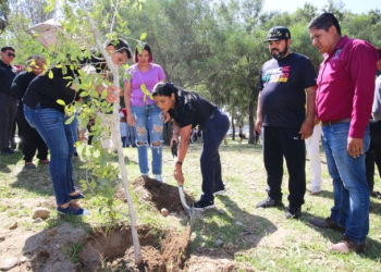 RECIBEN BECAS ESTUDIANTES DE TIJUANA