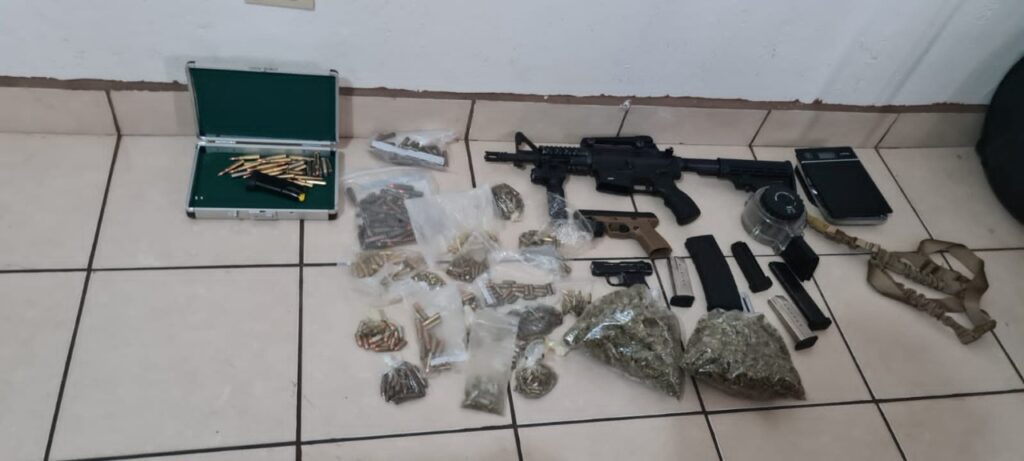 AUTORIDADES DECOMISAN DROGAS Y ARMAS DURANTE CATEO EN TIJUANA