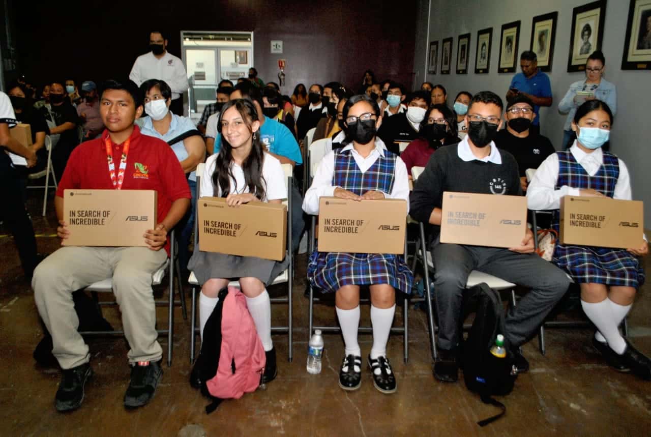 DIF-invierte-283-mil-pesos-laptops-alumnos-destacados